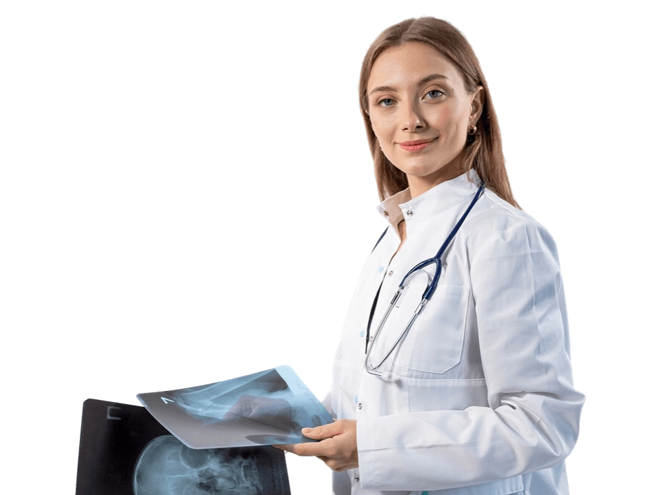 женщина врач с рентгеновским снимком